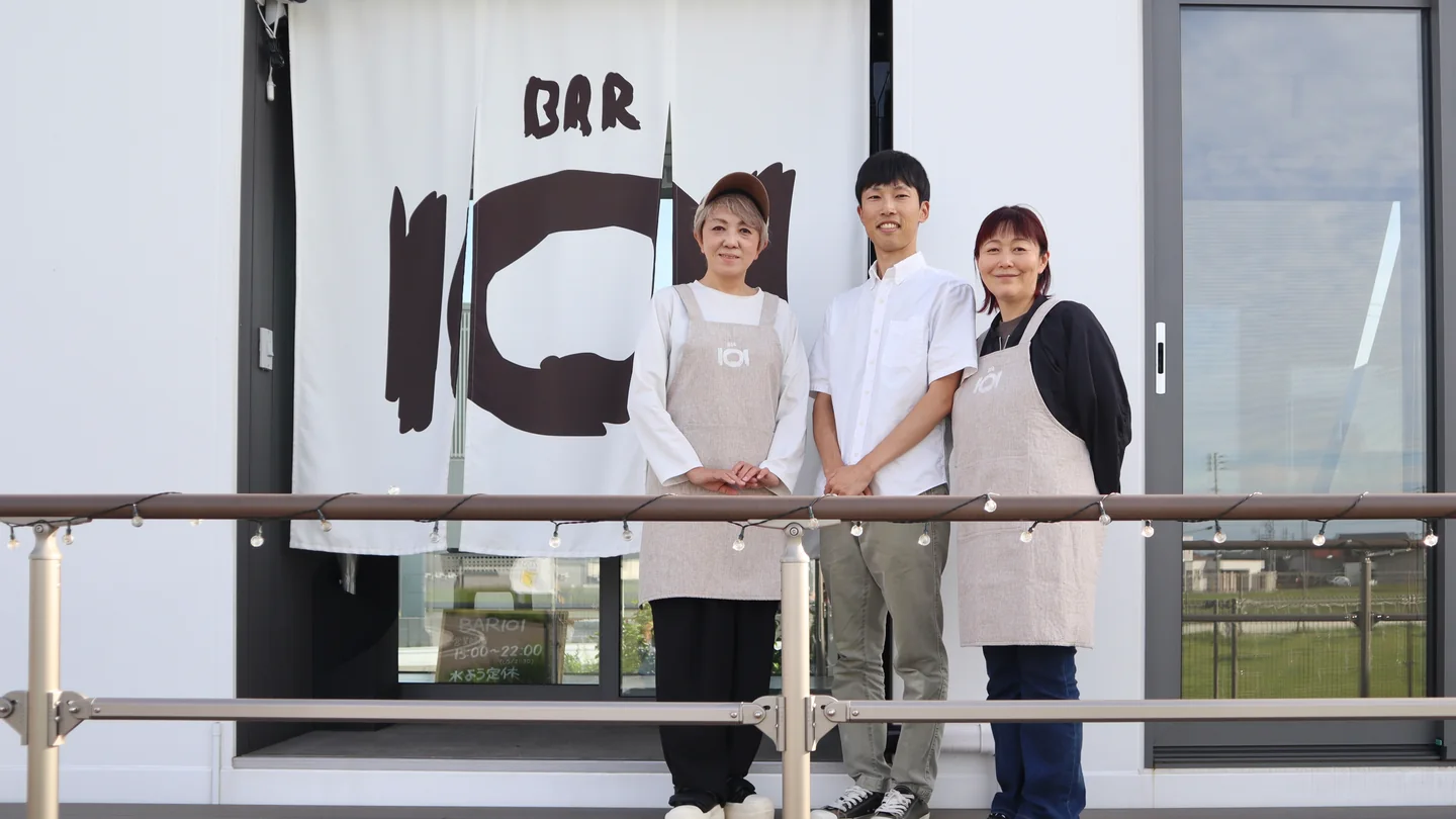 BAR101の店頭で、スタッフの方々と笠原友生が並ぶ写真