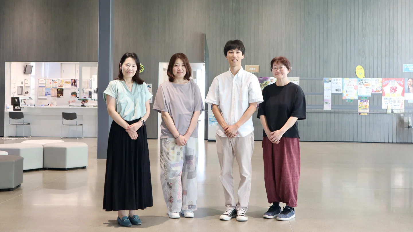 上越市のクライアントの皆さまと笠原 友生。施設のロビーで4人が並んで立つ様子