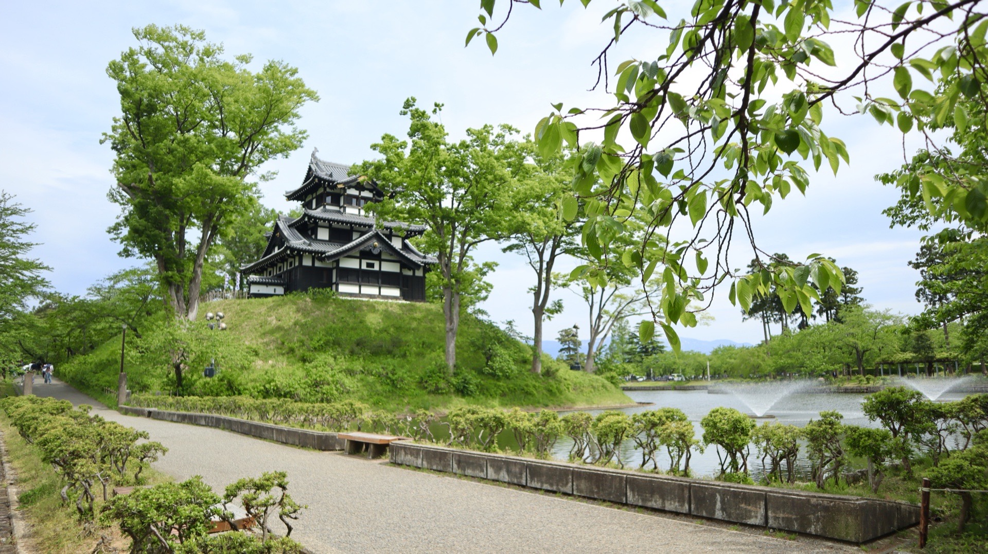 上越市の高田城三重櫓と緑、水辺が広がる地元の風景